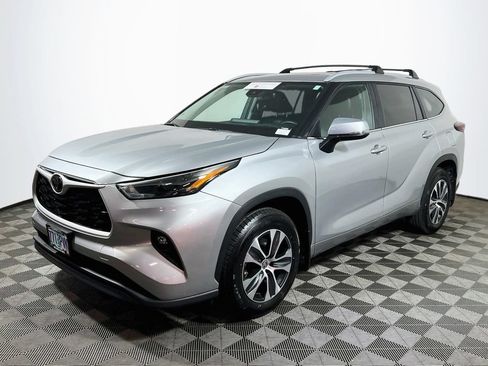 Certified 2024 Toyota Highlander XLE AWD/4WD image 3