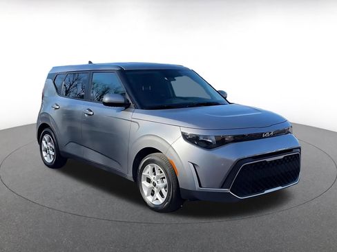 Used 2025 Kia Soul LX w/ LX Technology Package image 2