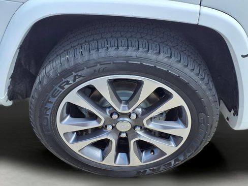 Used 2017 Jeep Grand Cherokee Overland w/ Jeep Active Safety Group RWD image 9