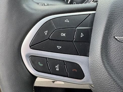 Used 2023 Chrysler Pacifica Touring-L image 36