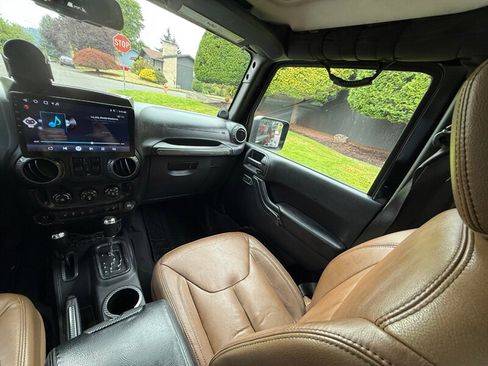 Used 2013 Jeep Wrangler Unlimited Sahara image 21