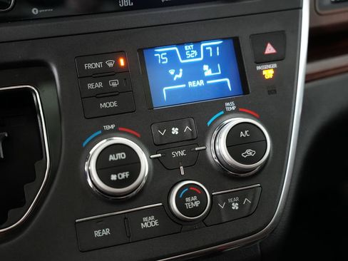 Used 2018 Toyota Sienna Limited Premium image 28