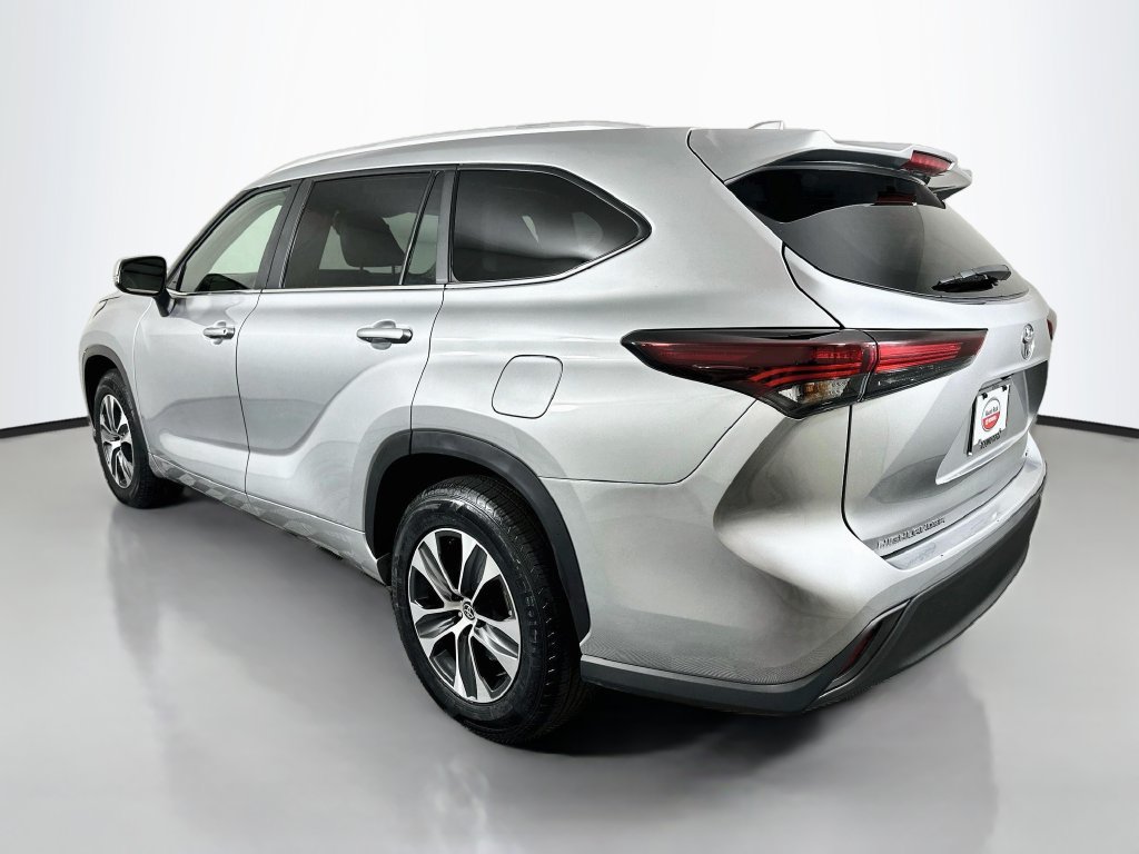 Certified 2025 Toyota Highlander XLE FWD image 7