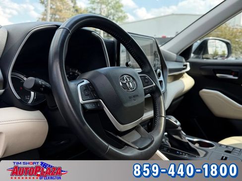 Used 2025 Toyota Highlander XLE AWD/4WD image 3