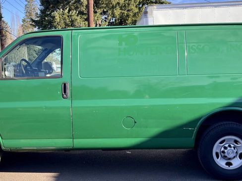 Used 2010 Chevrolet Express 2500 w/ Chrome Appearance Package image 6