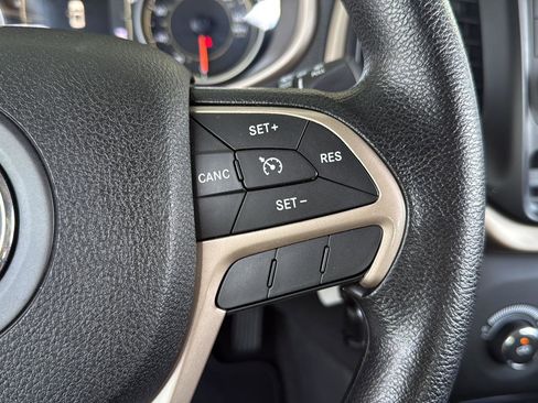 Used 2016 Jeep Cherokee Sport image 18