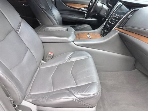 Used 2019 Cadillac Escalade Luxury AWD/4WD image 12