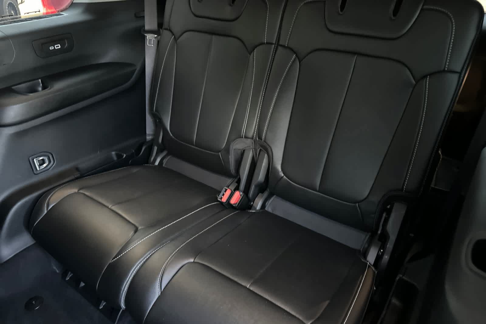 Used 2023 Jeep Grand Cherokee L Limited w/ Rear Seat Video Group I AWD/4WD image 16