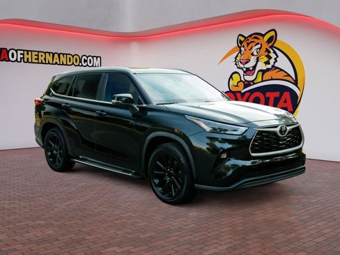 Used 2023 Toyota Highlander XLE FWD image 3