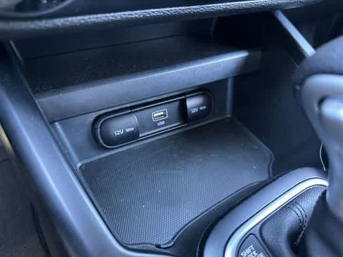 Used 2025 Kia Soul LX w/ LX Technology Package FWD image 24