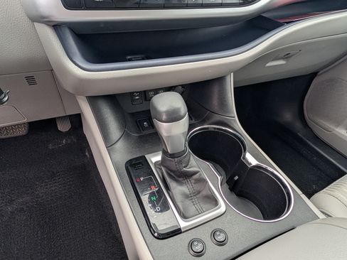 Used 2017 Toyota Highlander Plus AWD/4WD image 24