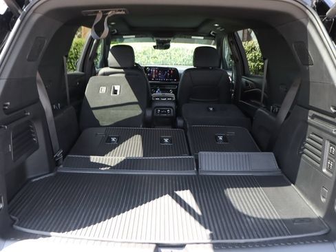 Used 2026 Chevrolet Traverse RS w/ LPO, Floor Liner Package FWD image 9