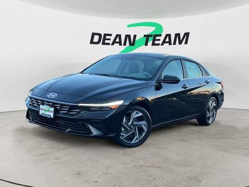 Used 2025 Hyundai Elantra SEL w/ Cargo Package FWD image 3