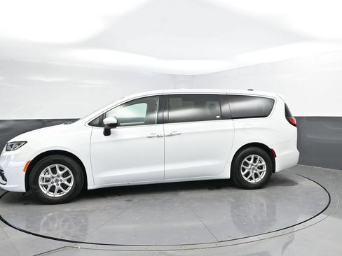 Used 2023 Chrysler Pacifica Touring-L FWD image 6