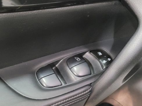 Used 2017 Nissan Rogue SV image 27