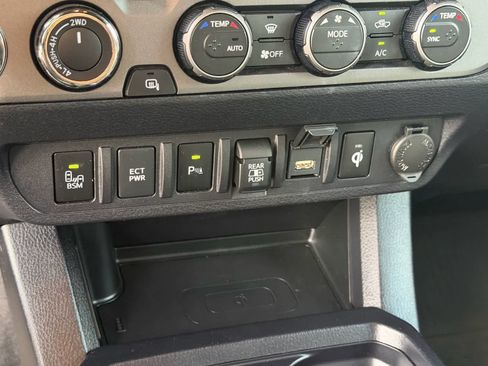 Used 2022 Toyota Tacoma TRD Off-Road w/ TRD Premium Off Road Package AWD/4WD image 17