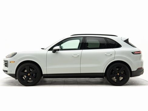 Used 2025 Porsche Cayenne image 2