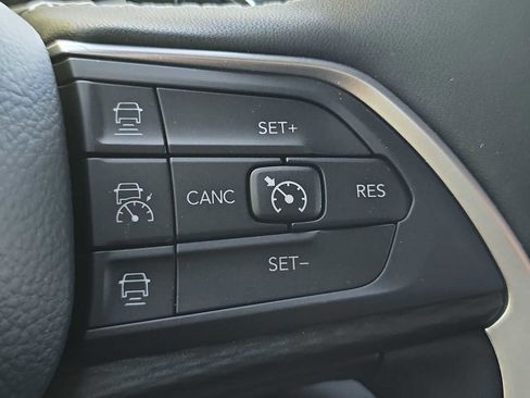 Used 2025 Jeep Grand Cherokee Altitude AWD/4WD image 28