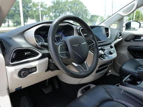 Used 2023 Chrysler Pacifica Touring-L FWD image 15