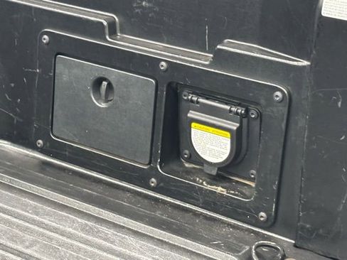 Used 2016 Toyota Tacoma Limited w/ Towing Package image 9