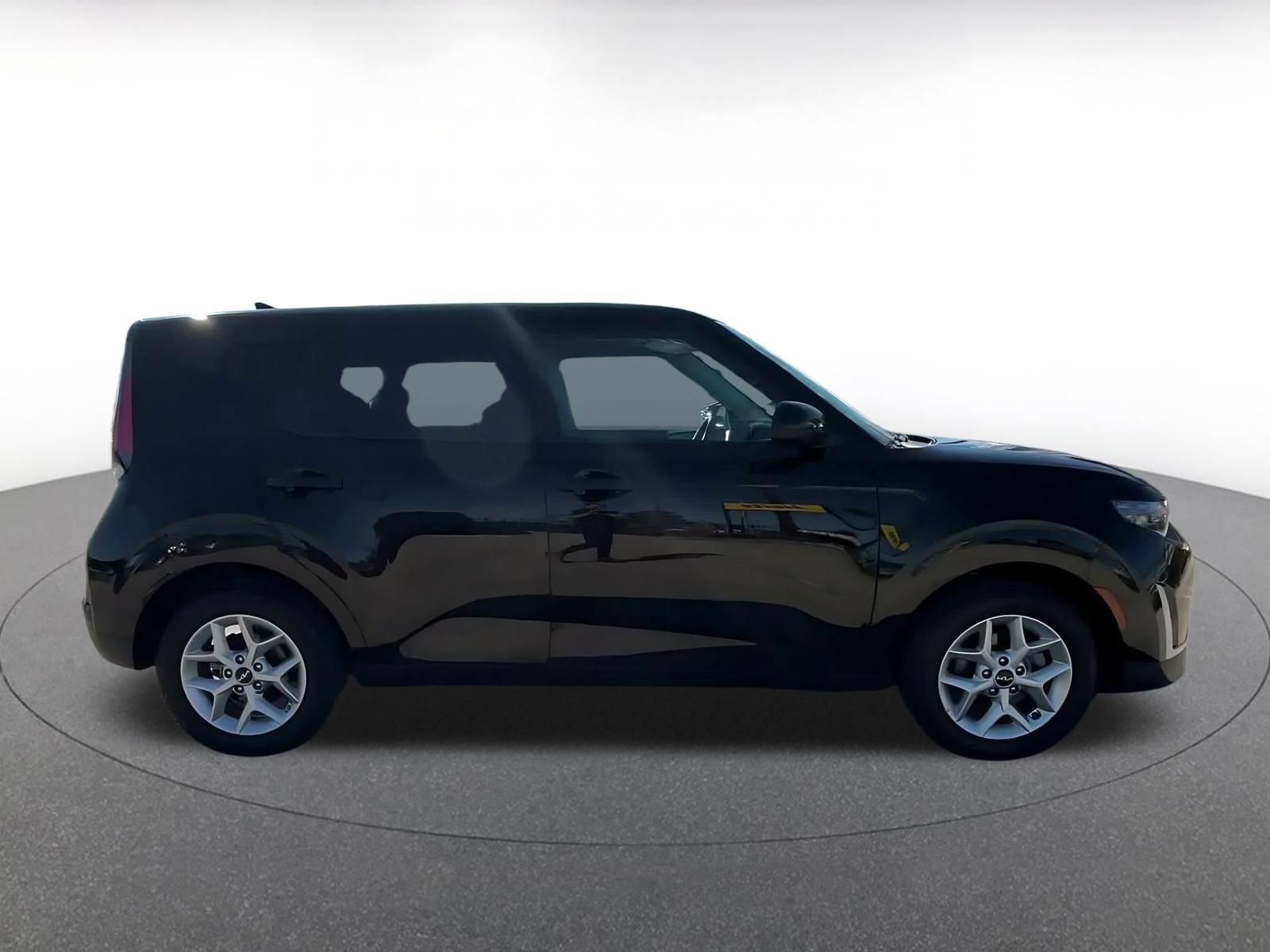 Used 2025 Kia Soul LX w/ LX Technology Package FWD image 15