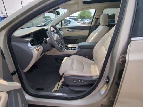 Used 2017 Cadillac XT5 Luxury w/ Driver Awareness Package FWD image 9
