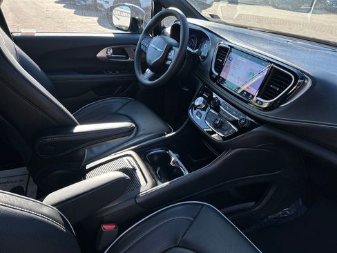 Used 2025 Chrysler Pacifica Limited image 13