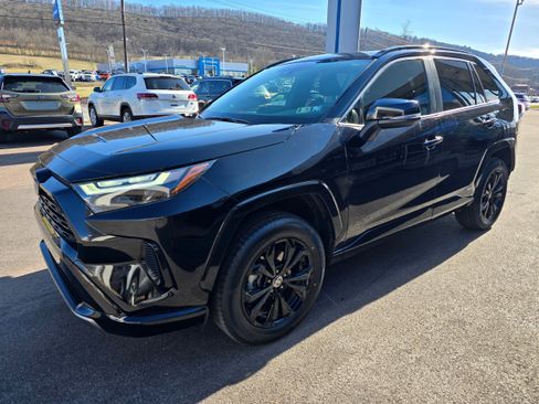 Used 2022 Toyota RAV4 SE w/ Convenience Package image 3