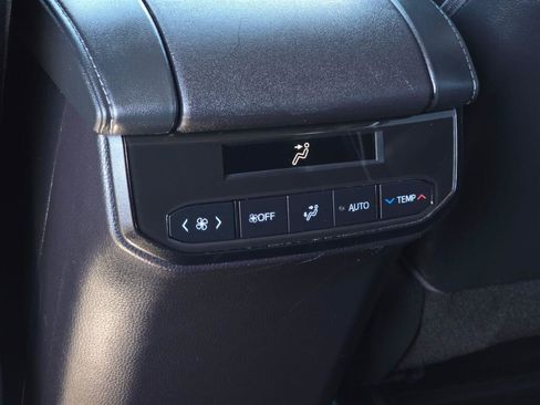 Used 2023 Toyota Highlander XLE AWD/4WD image 18