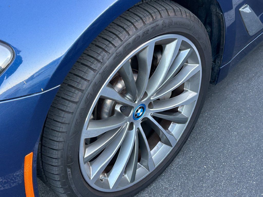 Used 2023 BMW 530e w/ Premium Package RWD image 3