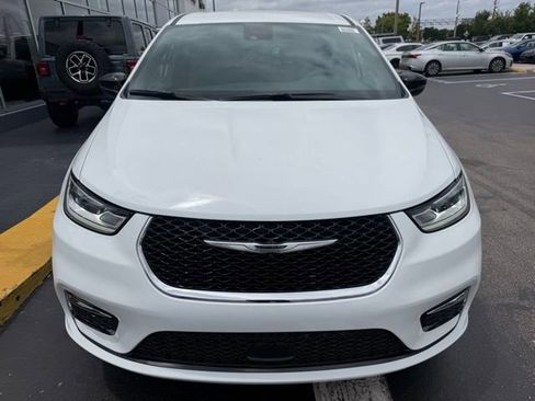 New 2026 Chrysler Pacifica Select AWD/4WD image 2