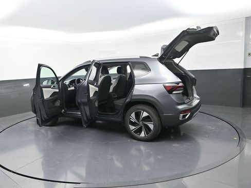 New 2026 Volkswagen Taos SE image 31