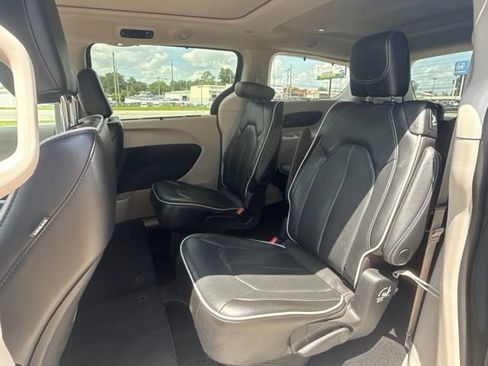 Used 2023 Chrysler Pacifica Limited FWD image 27