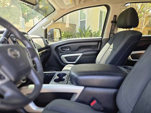 Used 2018 Nissan Titan SV w/ SV Convenience Package AWD/4WD image 10