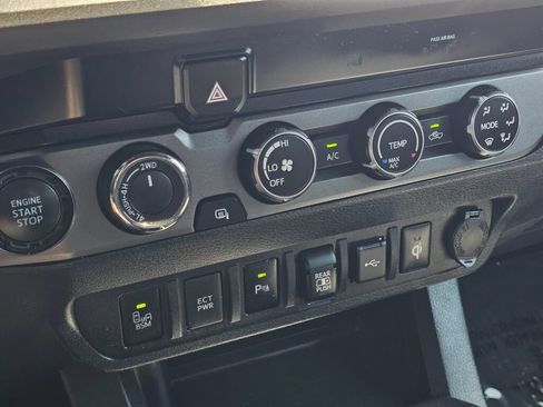 Used 2020 Toyota Tacoma TRD Sport w/ Technology Package AWD/4WD image 28
