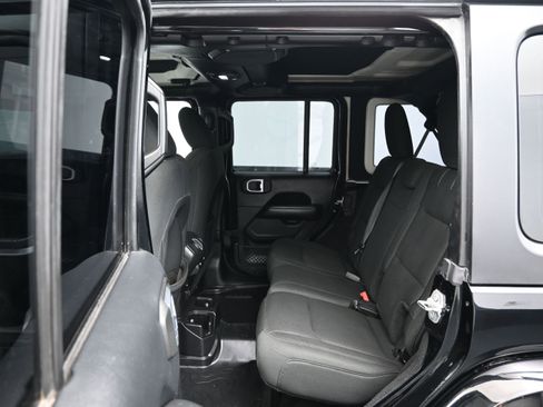 Used 2018 Jeep Wrangler Unlimited Sahara AWD/4WD image 11