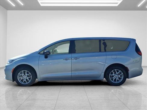 Used 2024 Chrysler Pacifica Touring-L FWD image 7