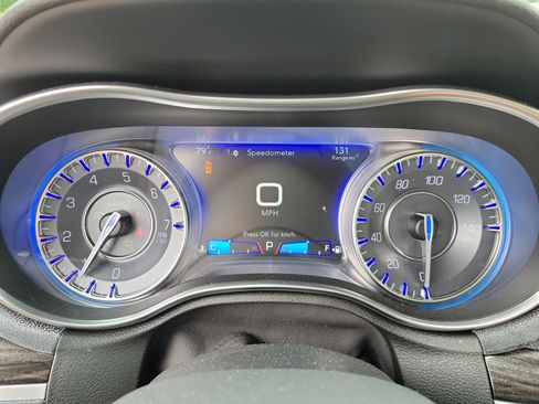 Used 2016 Chrysler 300 Limited RWD image 17