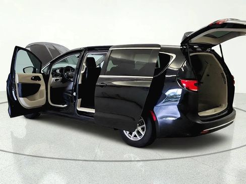 Used 2023 Chrysler Pacifica Touring-L FWD image 10