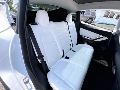 Used 2022 Tesla Model Y Long Range AWD/4WD image 23