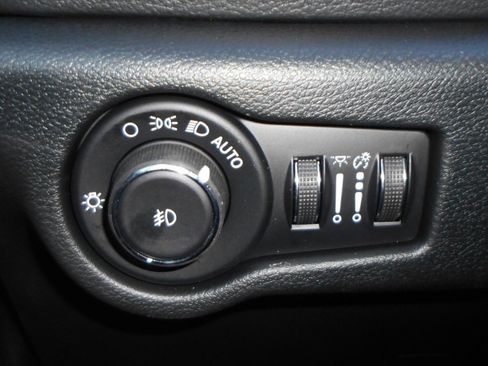 New 2026 Chrysler Pacifica Select FWD image 13
