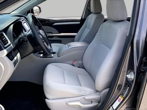 Used 2019 Toyota Highlander LE FWD image 8