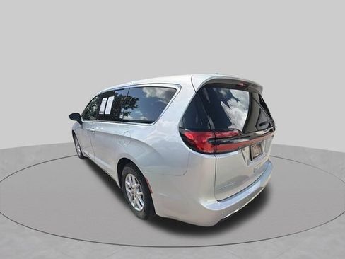 Used 2024 Chrysler Pacifica Touring-L FWD image 5