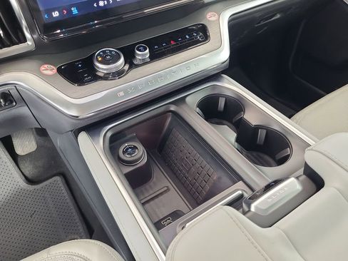 Used 2025 Ford Expedition Platinum image 16