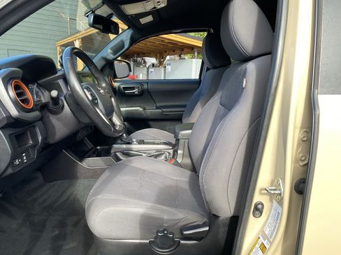 Used 2016 Toyota Tacoma TRD Sport w/ Towing Package AWD/4WD image 13