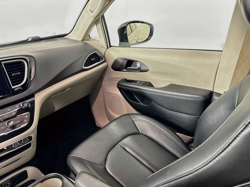 Used 2024 Chrysler Pacifica Touring-L FWD image 22