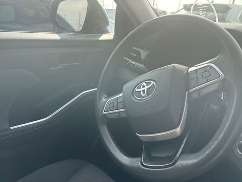 Used 2022 Toyota Highlander L FWD image 15