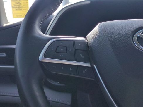 Used 2021 Toyota Highlander XLE FWD image 16