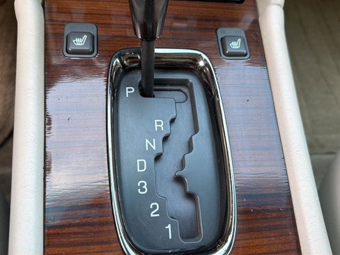 Used 2003 Cadillac Seville STS w/ Preferred Equipment Group FWD image 13