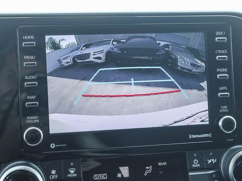 Used 2021 Toyota Highlander L FWD image 25